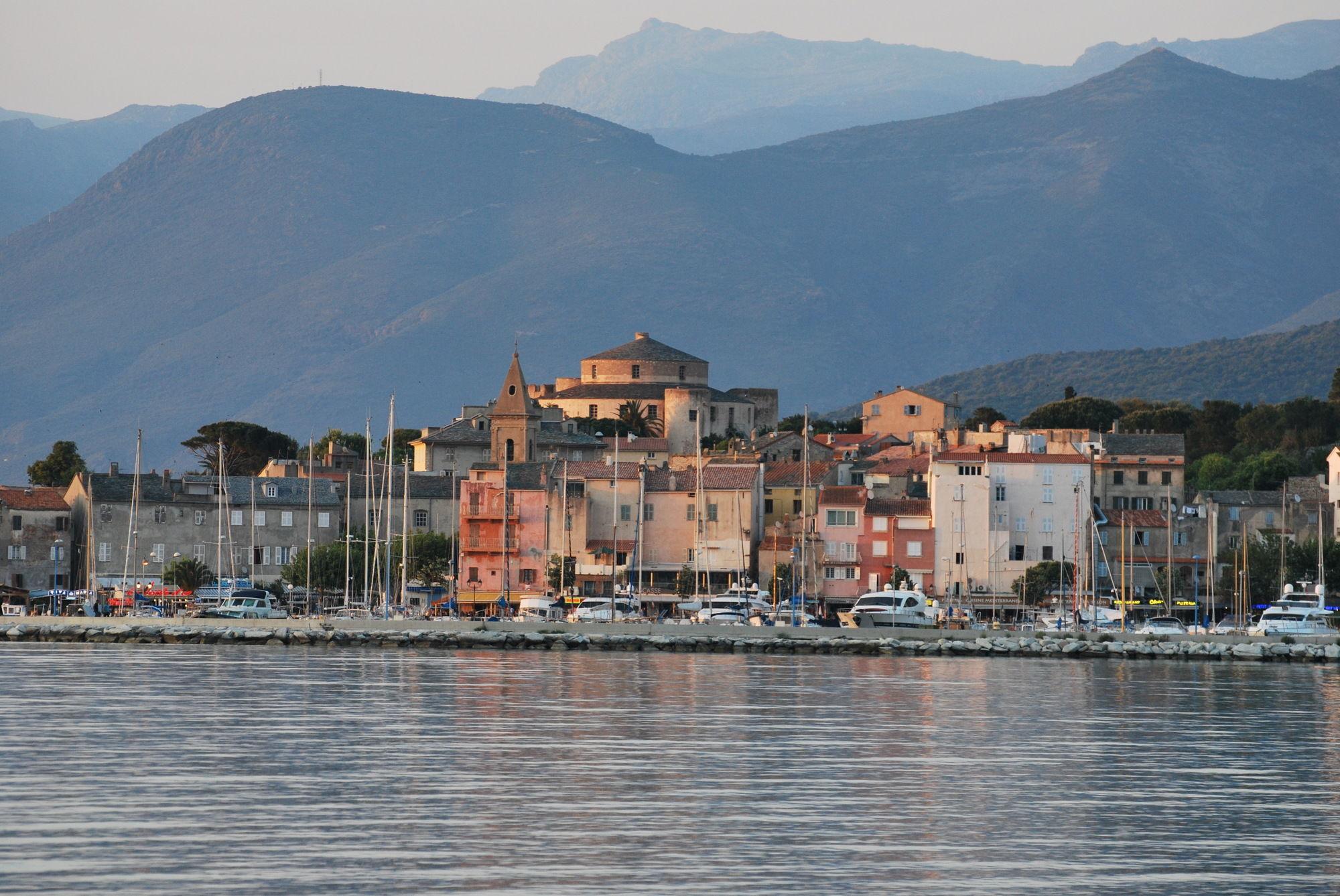 Adonis Saint Florent Exteriör bild